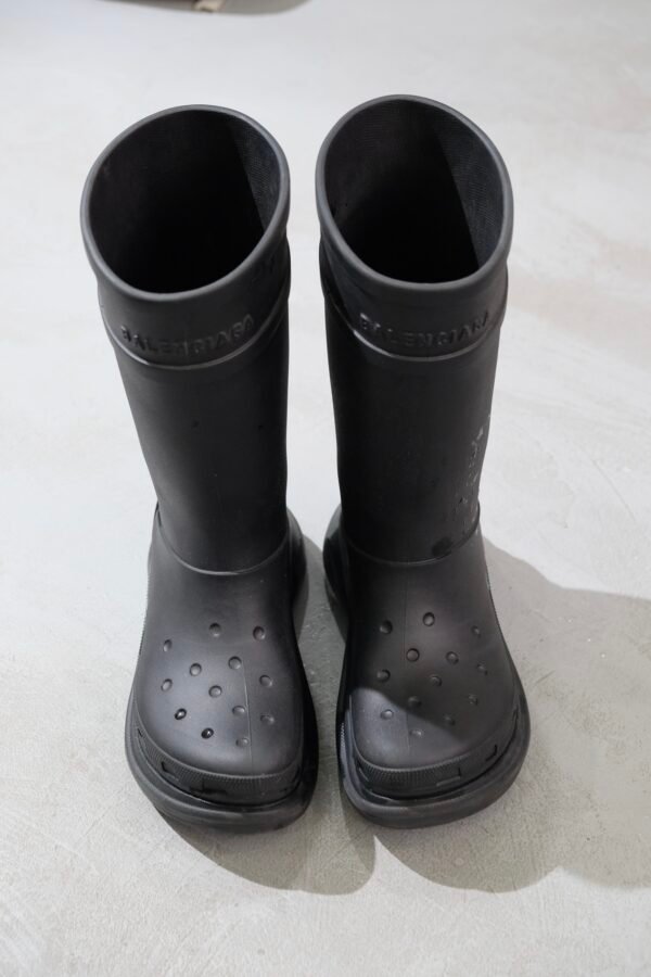 Balenciaga Croscs Logo Debossed Boots - Hình ảnh 2