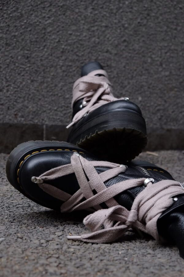 DR.MARTENS X RICK OWENS FW22 Strobe 1460 Dr Martens Black Boots In Matte Grainy Cow Leather - Hình ảnh 2